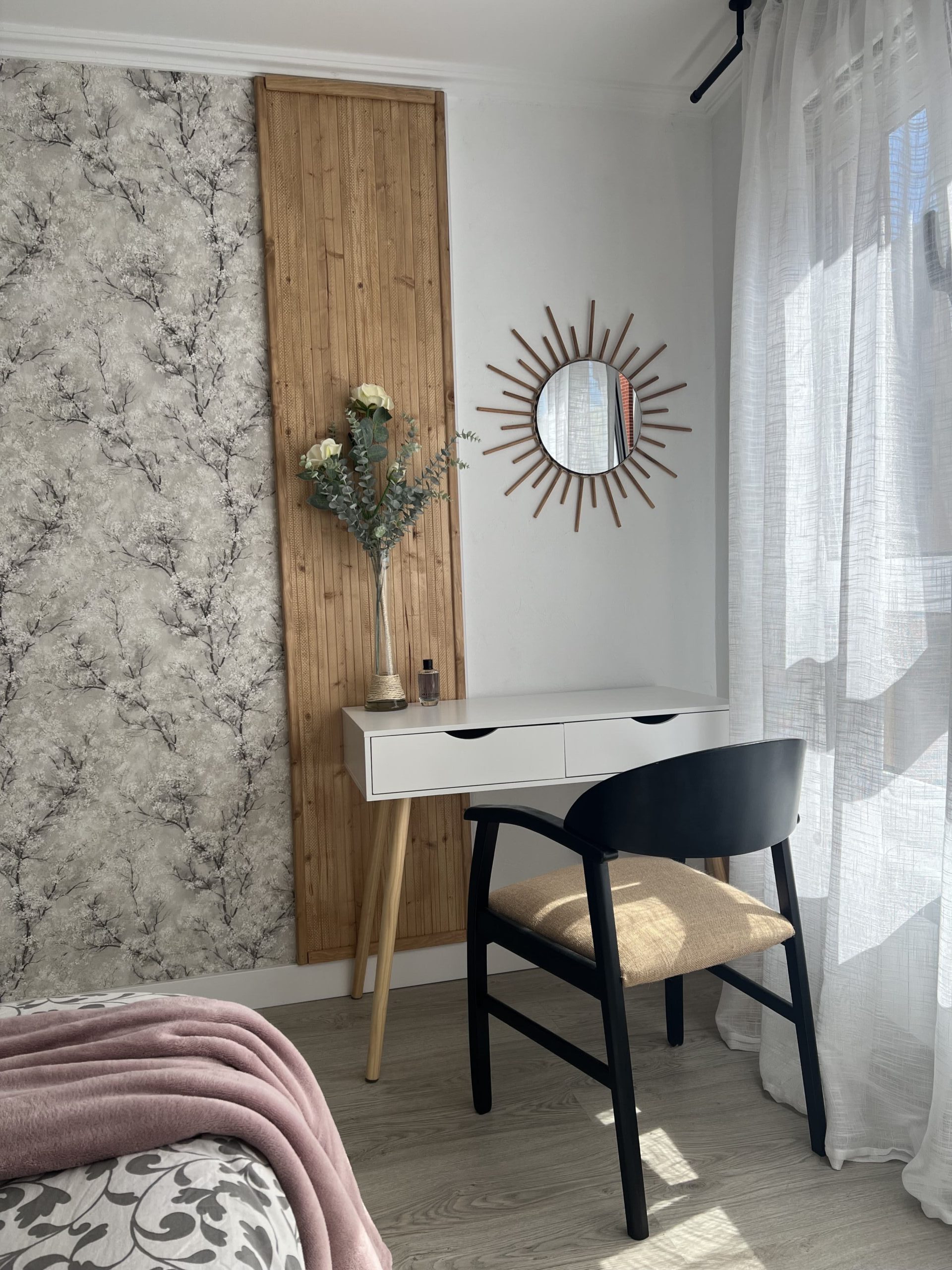 Después: Rincón de trabajo con escritorio blanco, espejo de sol y papel pintado. Antes: habitación vacía sin decorar.