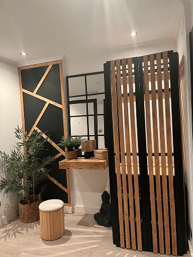 Recibidor con celosía de madera, plantas y decoración de estilo zen