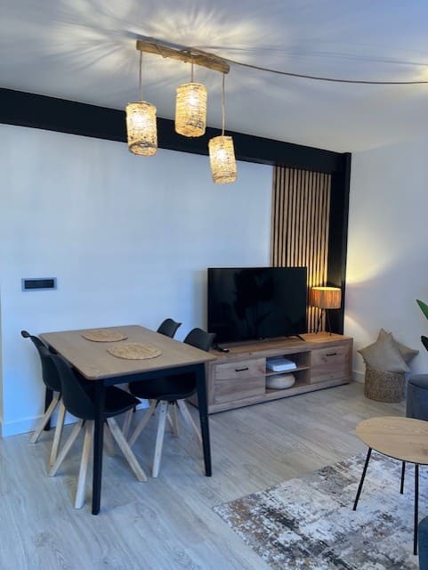 Después: Salón comedor con mesa de madera y televisión. Antes: salón comedor desordenado.