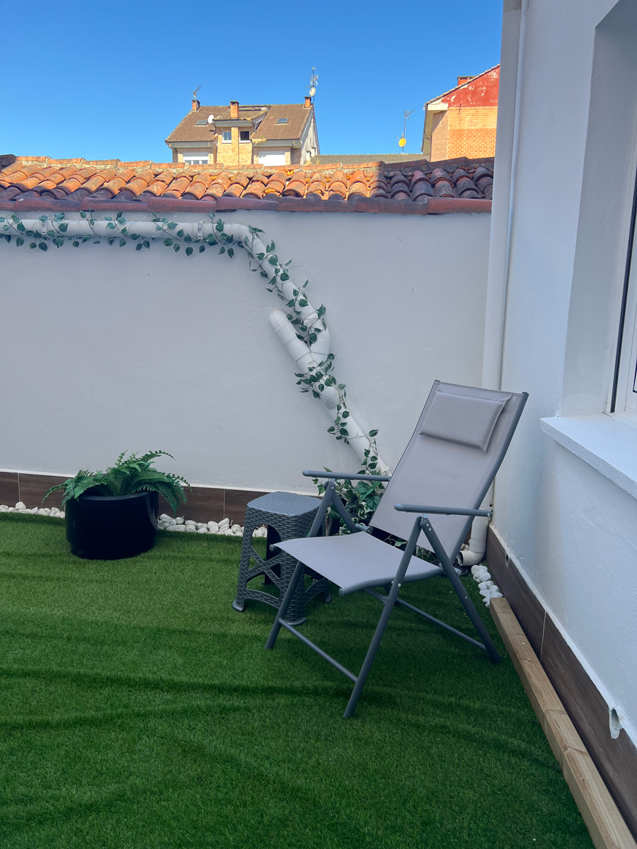 Después: Terraza con césped artificial, tumbona y plantas. Antes: terraza deteriorada.