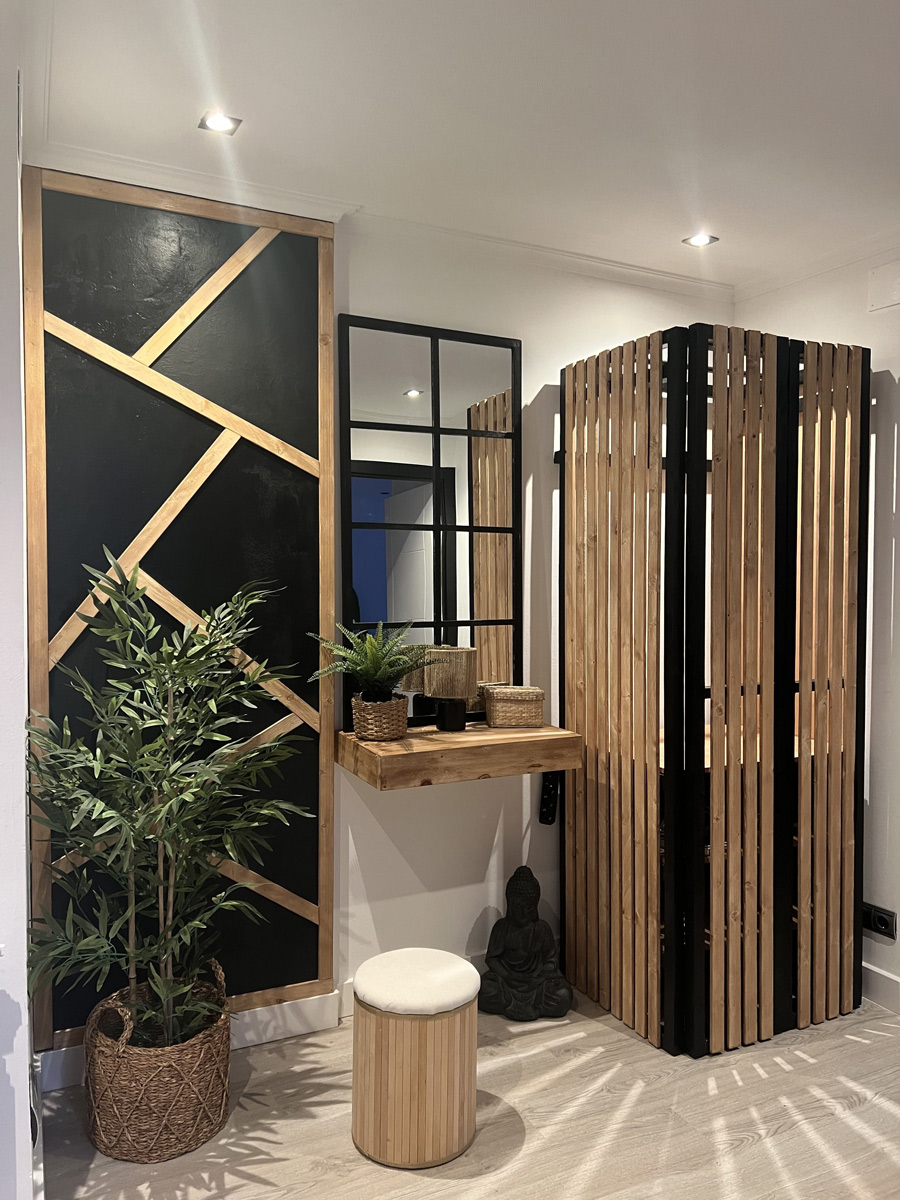 Después: Recibidor con celosía de madera y decoración zen. Antes: recibidor en obra con paredes sin terminar.