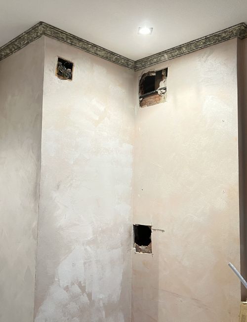 Antes de la reforma: baño en obra con paredes sin terminar