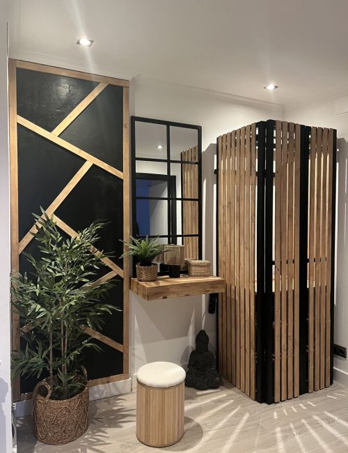 Después de la reforma: baño con celosía de madera y decoración de estilo zen